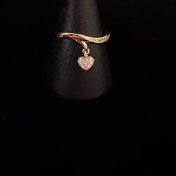 Beautiful ring w/small heart ❤️