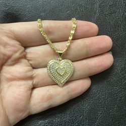 Gold plated heart pendant with chain.