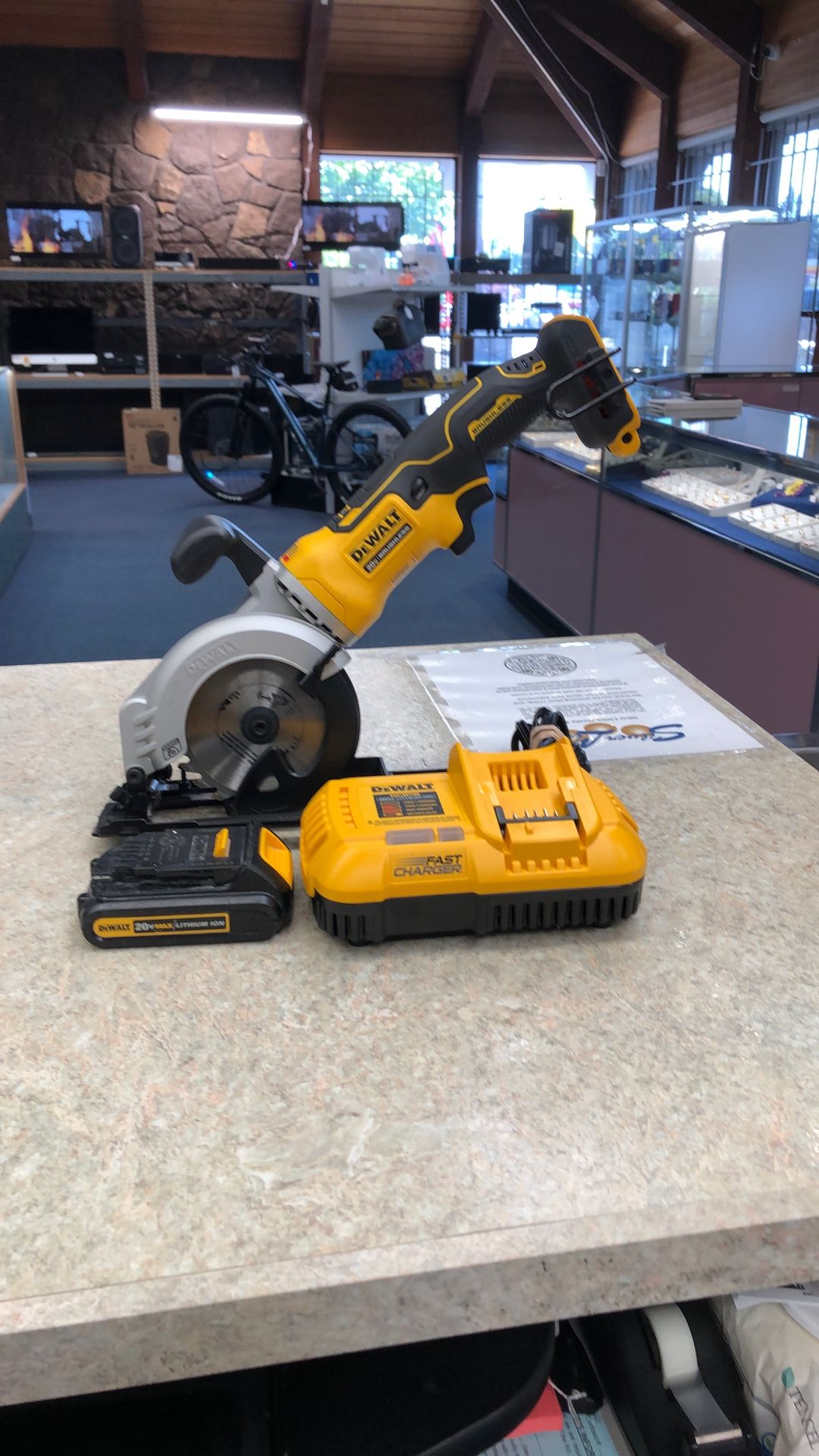 Dewalt Atomic 20V MAX Cordless Brushless 4-1/2” Circular Saw With 1 Battery And Fast Charger 