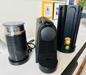 Nespresso machine + milk frother + pod holder