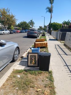 Free stuff on the curb 5329 1/2  3RD AVE 90043 If still post, it is still available.