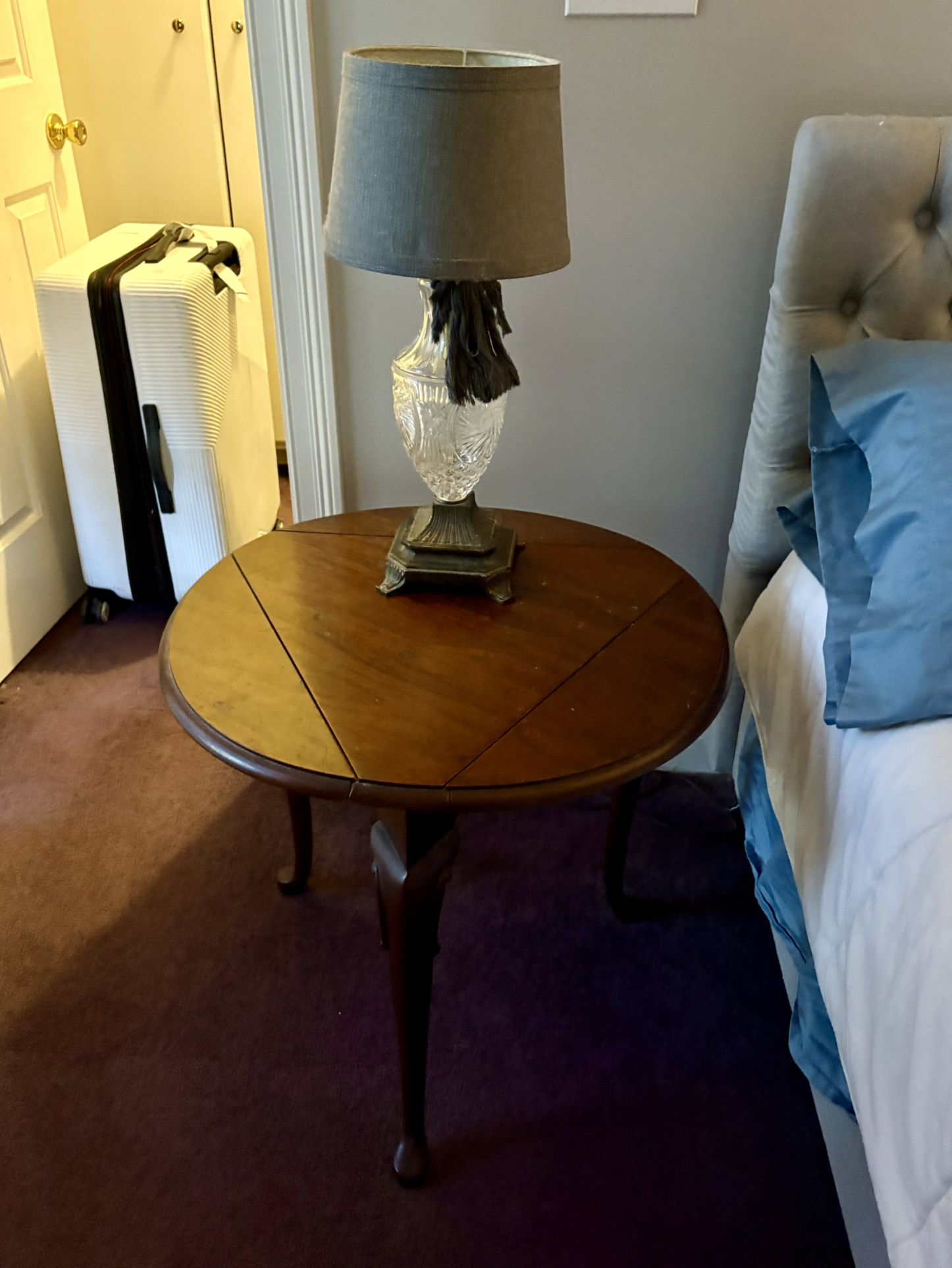 Queen Table And Lamp