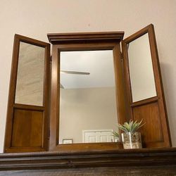 Rare Vintage Davis Cabinet Co. Trifold Mirror