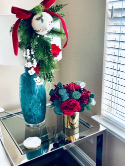 Set of 4 Floral Centerpieces in Gold Vases