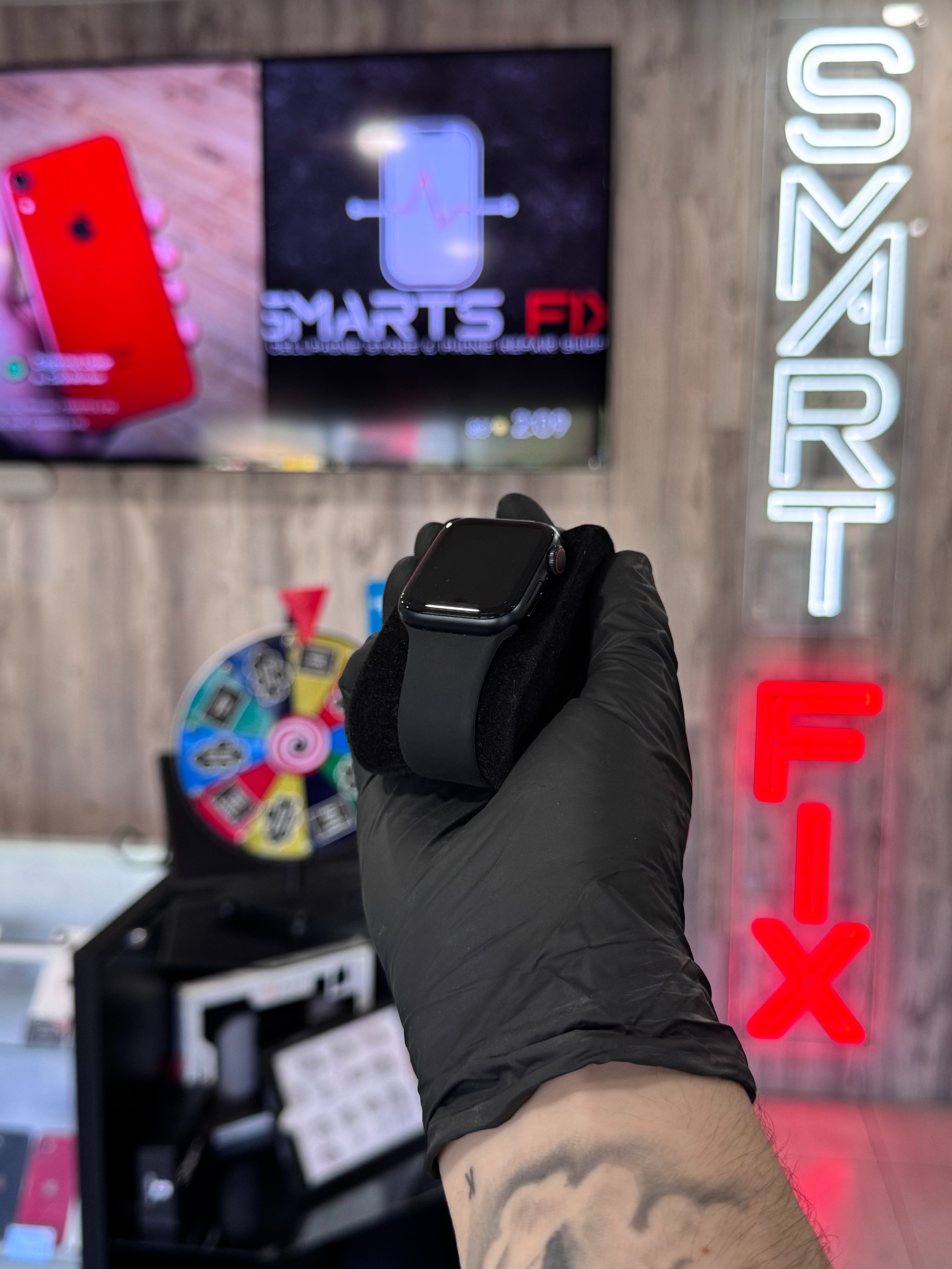 Apple Watch SE 2nd Gen WiFi + LTE 40 MM - Black (Unlocked) + Warranty