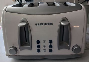 BLACK & DECKER 4 SLICE TOASTER WITH DEDICATED BAGEL, FROZEN AND CANCEL SETTINGS