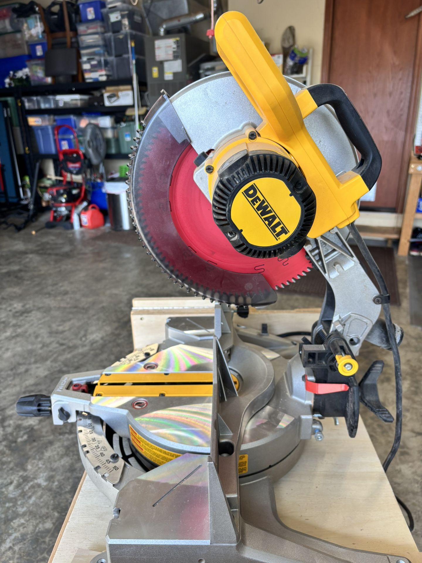 DeWalt DWS715 Compound Miter Saw