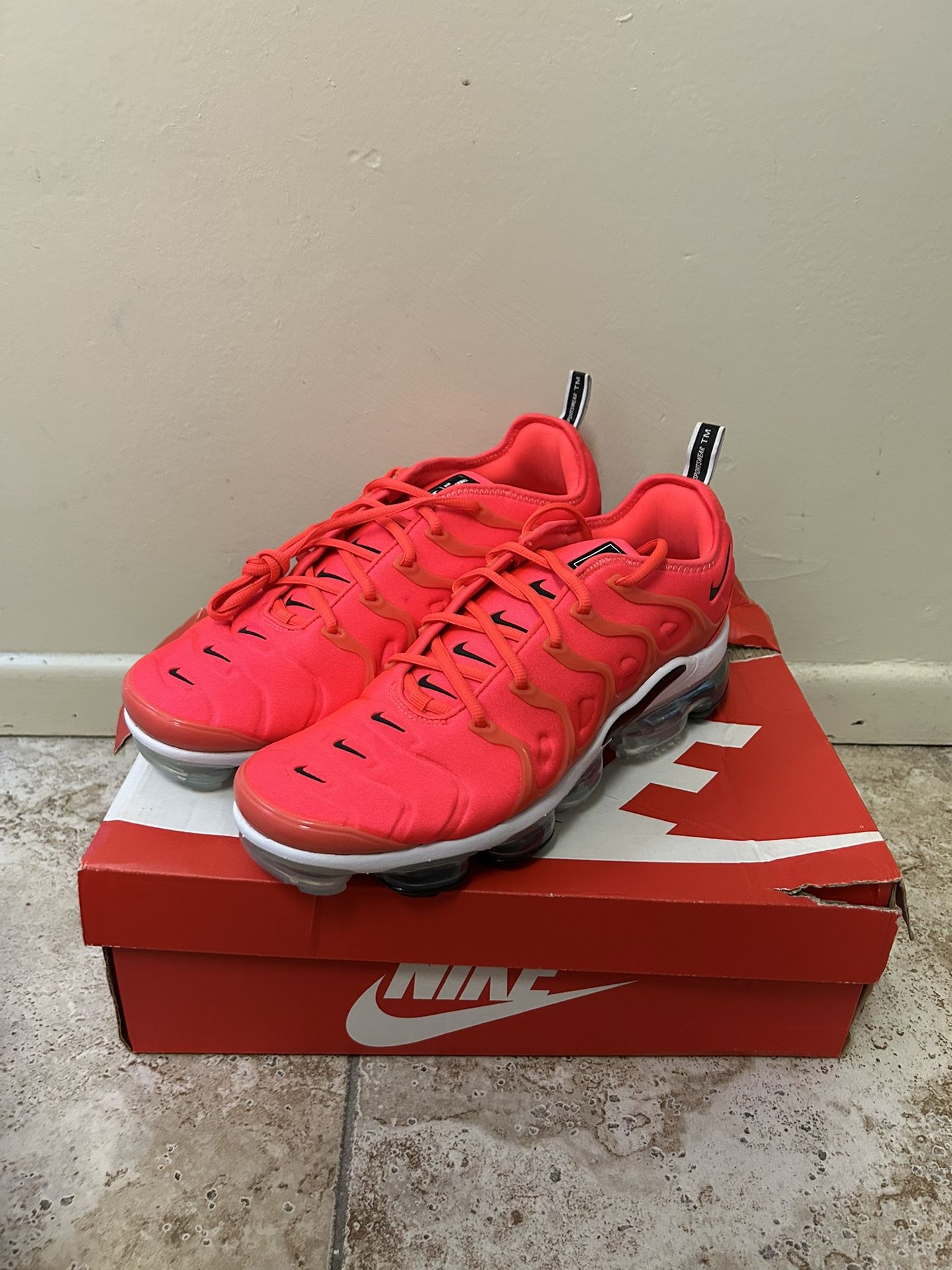 NIKE AIR VAPOR MAX PLUS "OVER BRANDING" RED SIZE 10.5 BRAND NEW (924453-602)