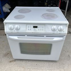 Frigidaire Smooth Top Stove Oven. Insert Works Great Plugged In For Demonstration.