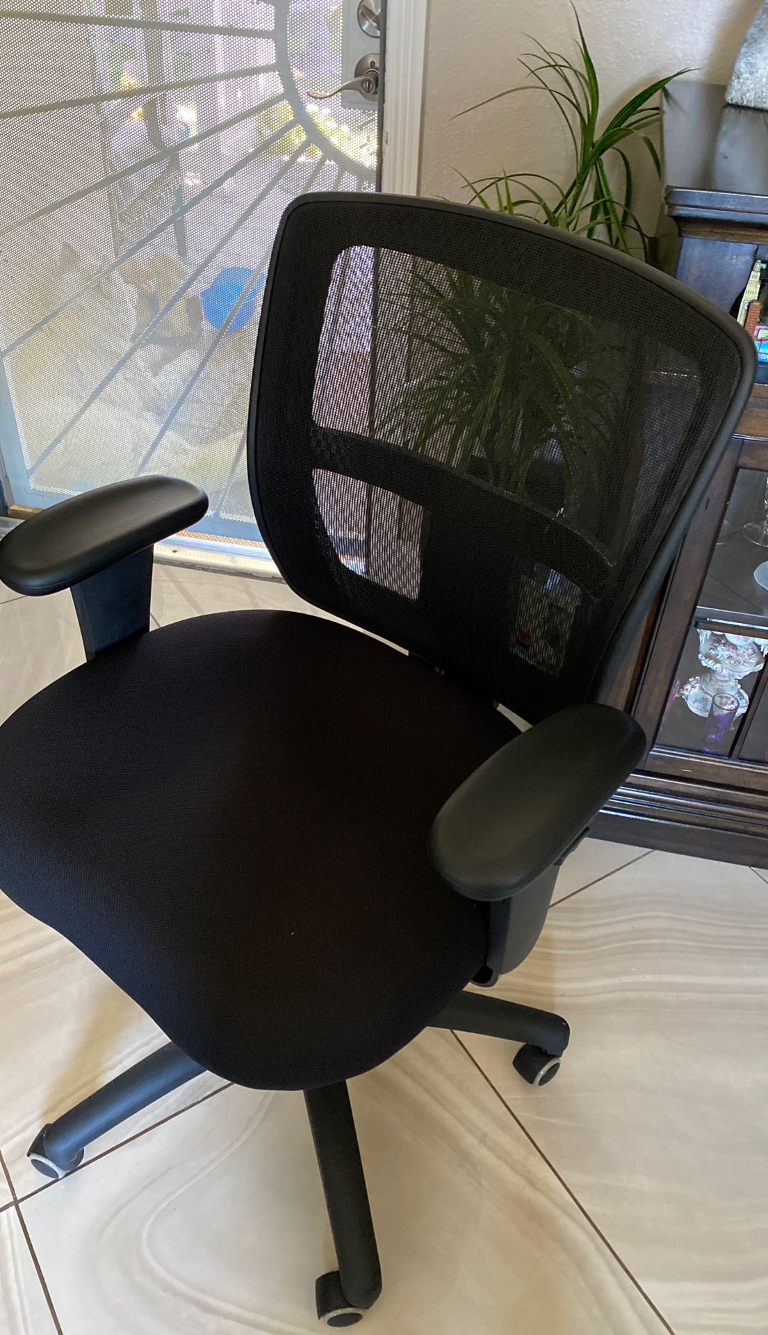 New black office mesh back chair
