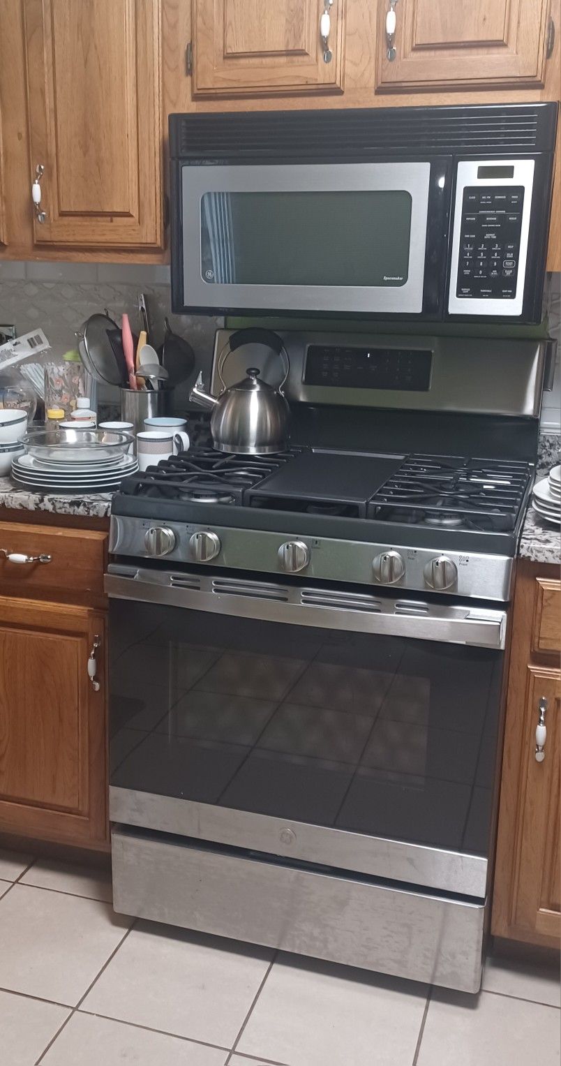 GE gas stove 4 burner with pancake griddle burner in middle 1 year old