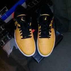 Jordan 1 Low University Gold