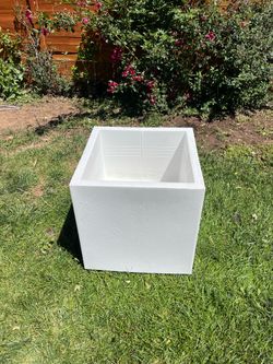 Veradek Square 21-in W x 21-in L x 22.5-in H White Plastic Indoor/Outdoor Planter