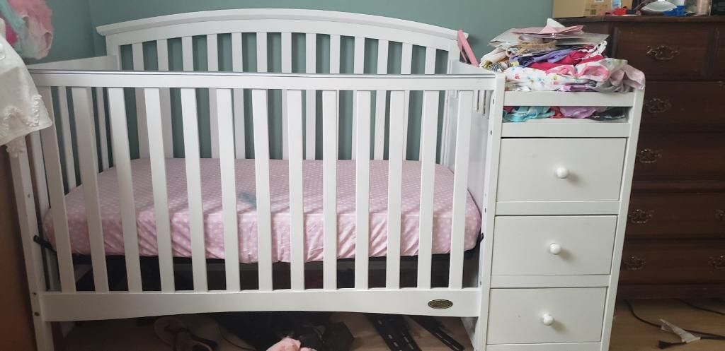 Baby crib with changing drawers table