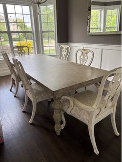 Beautiful Dining Room Set – Seats 6-10