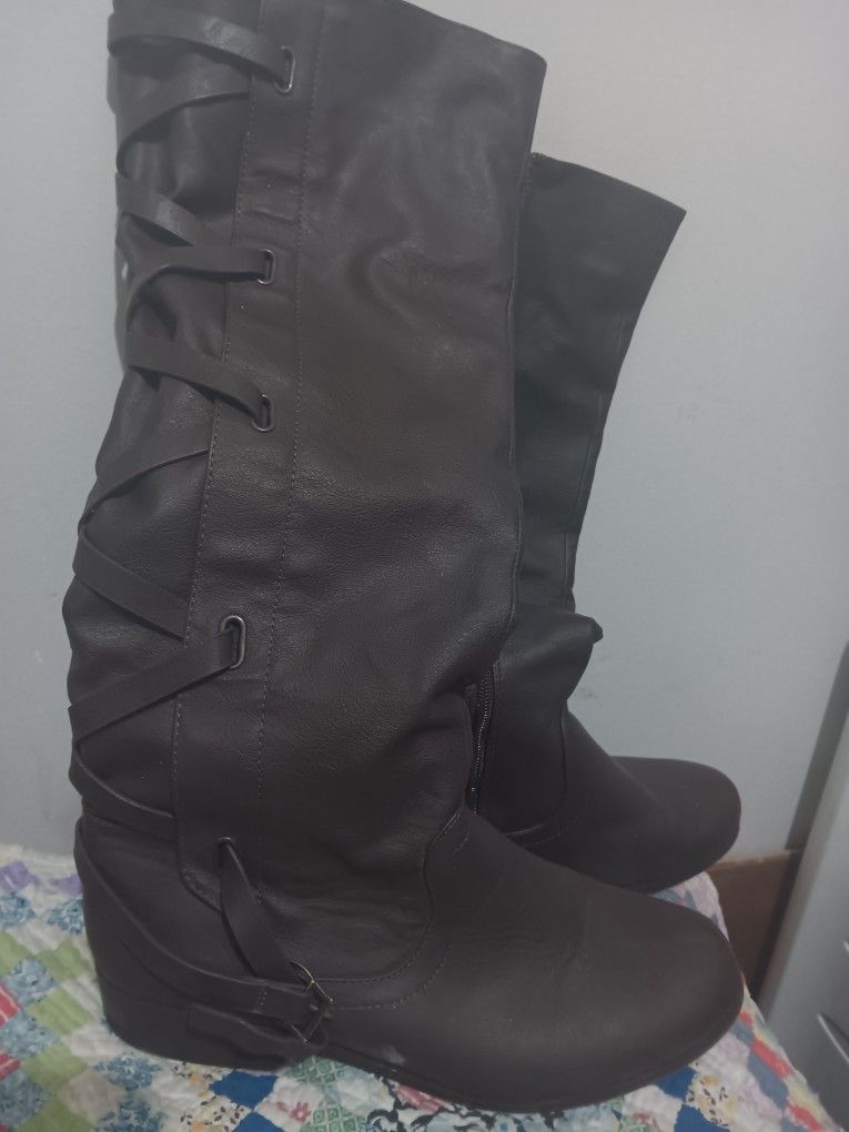 Sz 10  Flat Brown Boots
