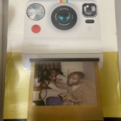 Polaroid Now Camera + 16 Film Pack