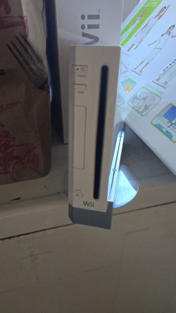 Wii Console + Controllers +charging Pad + Games