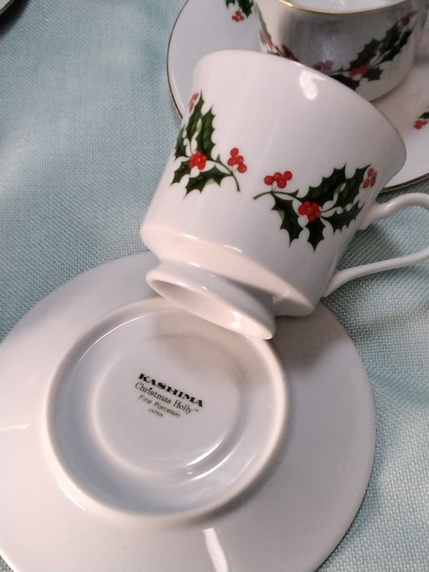 KASHIMA - FINE PORCELAIN CHINA - CHRISTMAS HOLLY 