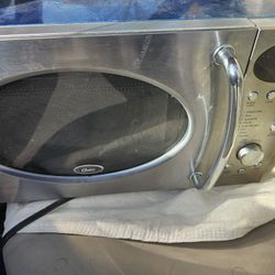 Oster
Oster - 0.7 Cu. Ft. Compact Microwave - Silver