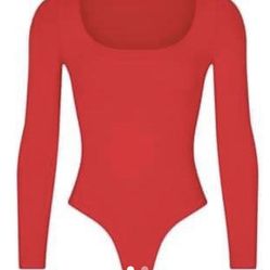  Skims Essential Long Sleeve Scoop Neck Bodysuit