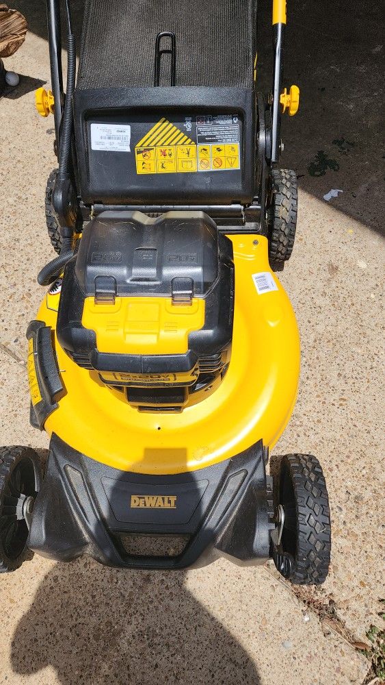 Cortadora De Césped Dewalt De Bateria No Trae Las Batery for Sale in