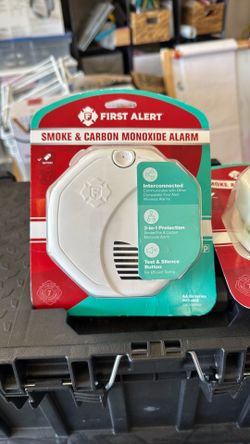 First Alert SCO501CN-3ST Wireless Interconnected Combination Smoke and Carbon Monoxide Alarm with Voice Location, Battery Operated (pack of 2)