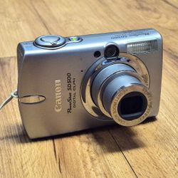 Canon Powershot SD500 7.1MP Digital ELPH Camera 3x Zoom