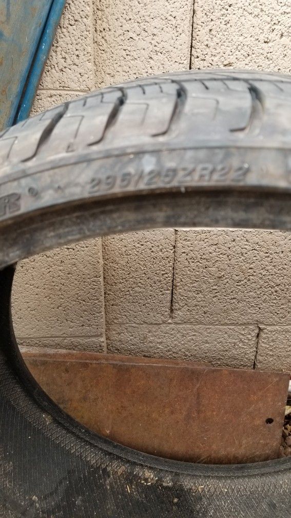 1 Llanta 295/25ZR22