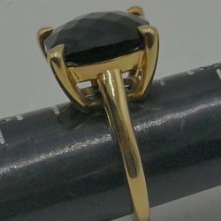 14kt yellow gold ring size 7 with black stone total weight 8.6 gr. Pre owned. 846124-5
