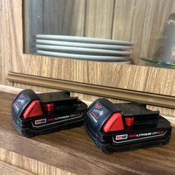 Milwaukee ( 2 )M18 2.0 Batteries And Charger 