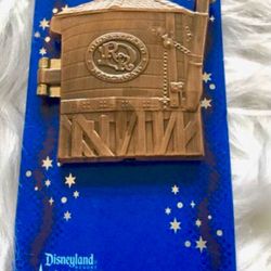 Disney Hangin’ Out at Disneyland Pin