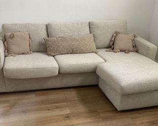 White Living Spaces 94" Sectional Sofa with Reversible Storage Chaise 