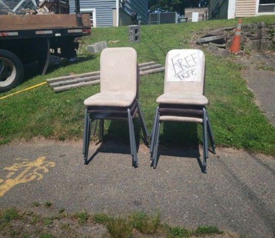6 FREE CHAIRS 3 BLACK 3 BEIGE