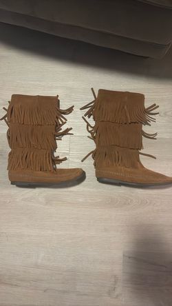 Minnetonka Tan Suede Fringe Moccasin Boots
