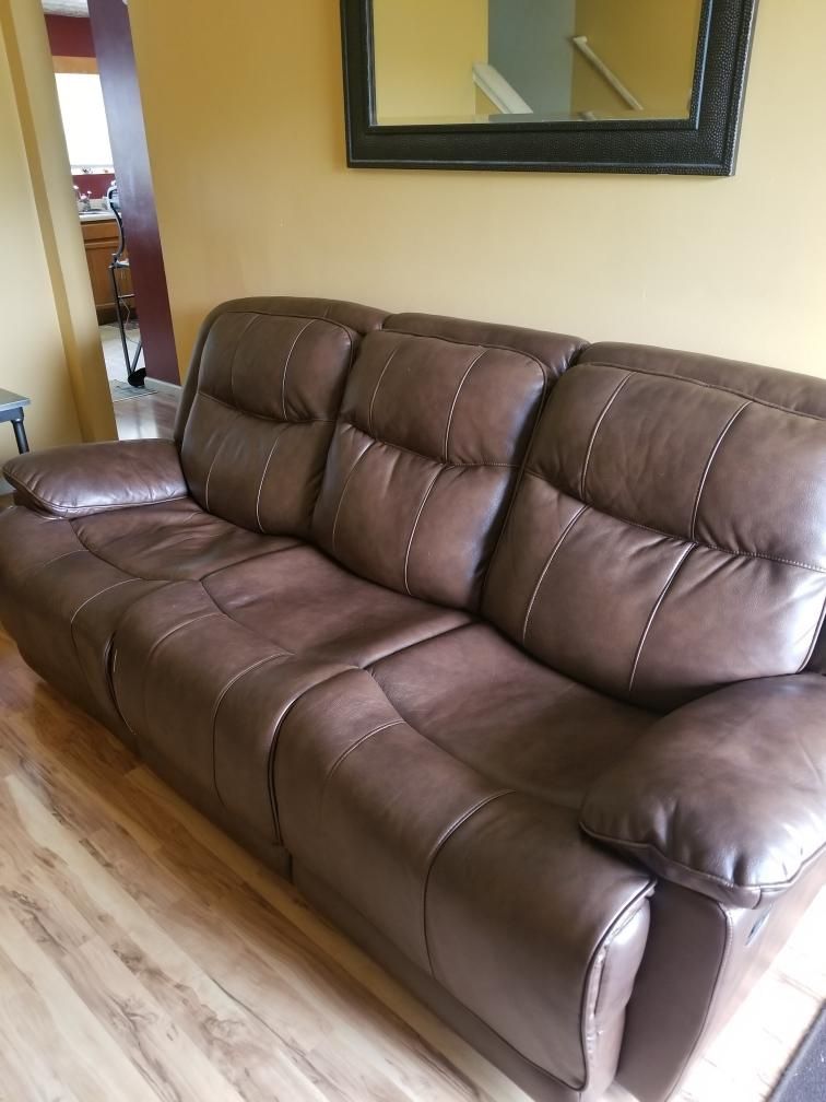 Brown Leather Recling Couch Set With Coffee Table