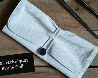 NEW Real Techniques Brush Roll Holds and Protects 5 Brushes - $8 - PARMA