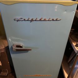 Frigidaire 3.2 cube turquoise retro fridge