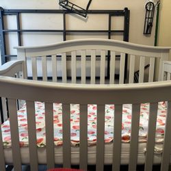 Pali Baby Crib – Like New (Includes FREE Newton Baby Breathable Mattress)
