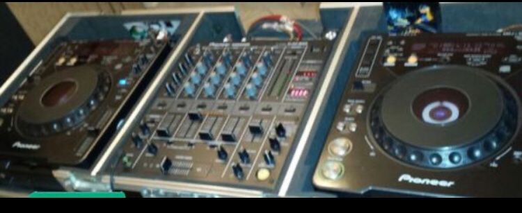 Pioneer cdj1000's x 2 and Djm500 mixer with extras