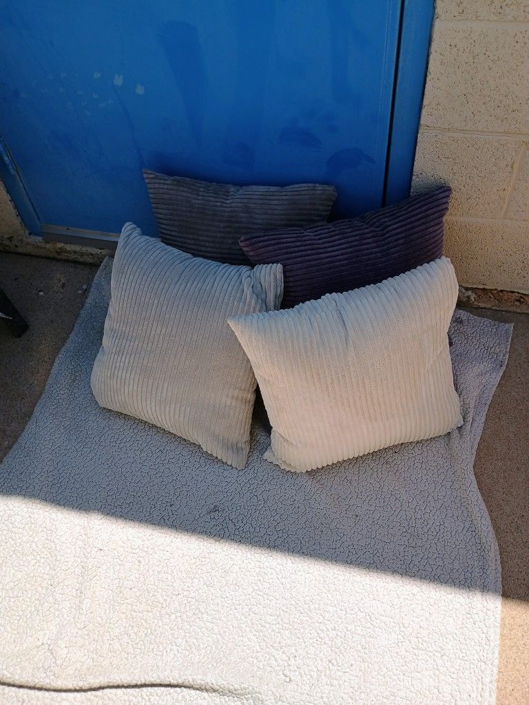 4 Very Nice Couch Cushions In Matching Shades Perfect Condition