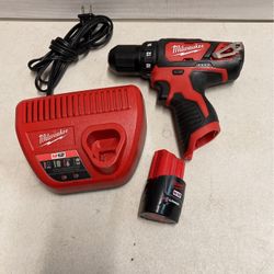 M12 Milwaukee Drill Driver W Battery 1.5 & Charger/// Taladro De 12 Volt Con Pila 1.5 Y Cargador
