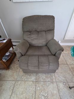 Recliner with right side manual opening