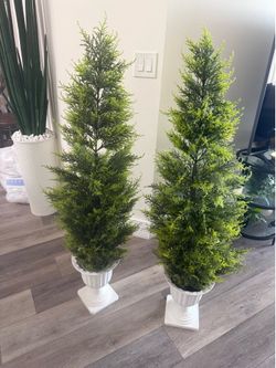 Pretty artificial plant 4.5 ft  set of 2 ! Brand New