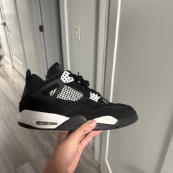 USED WHITE THUNDER JORDAN 4s