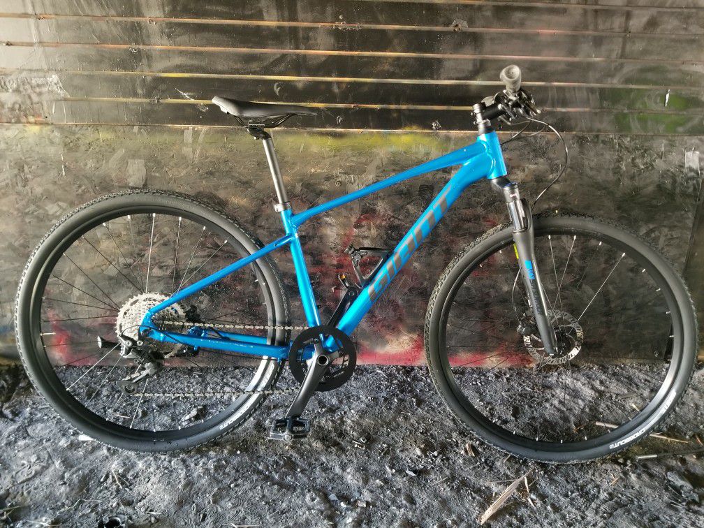 Giant Roam Hardtail Hydraulic Disc Excellent Condition 