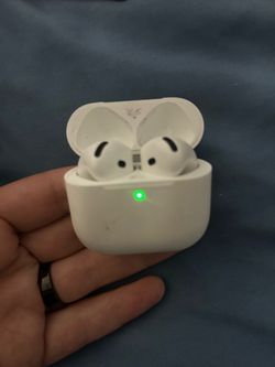 Apple noise cancellation AirPods with Charging Case