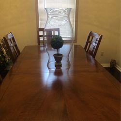 dining Table With  6 Chairs  in Good  Condition  