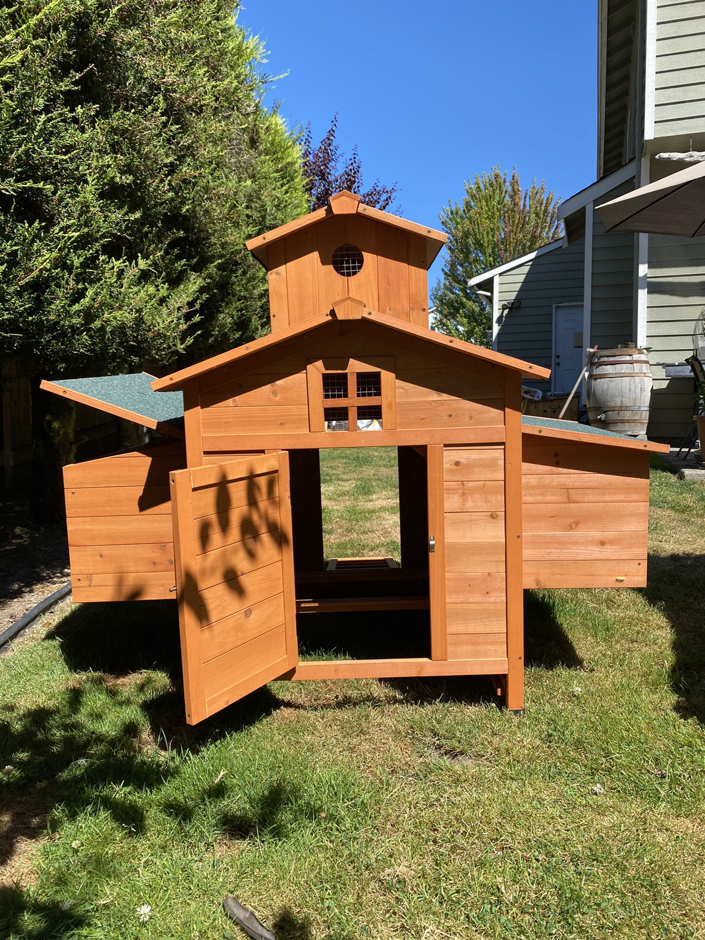 Coop - chickens or bunnies. New condition never used. Lake Stevens.