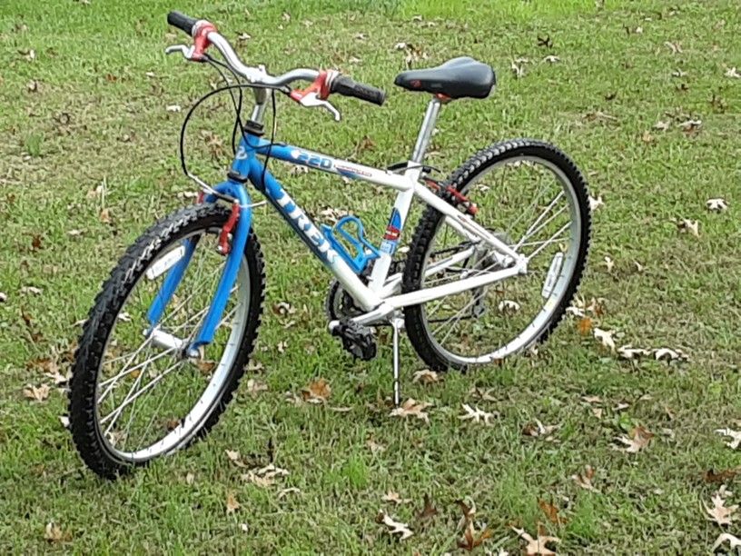 Quality TREK 220 BIKE mountain 24" Like New
